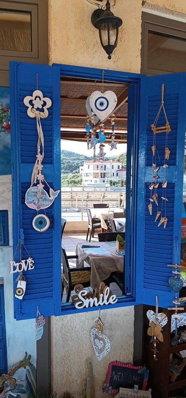Λεπτομέρεια καθρέφτη στην τραπεζαρία