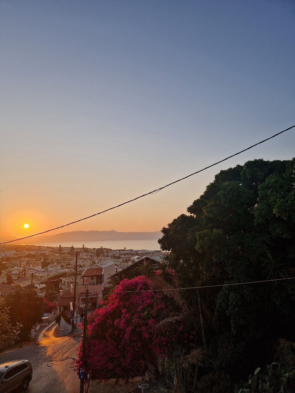 Ηλιοβασίλεμα και λουλούδια στον Σωκράτη